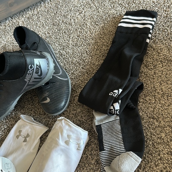 Unisex Soccer cleats/Shin guards and Socks - Picture 4 of 5